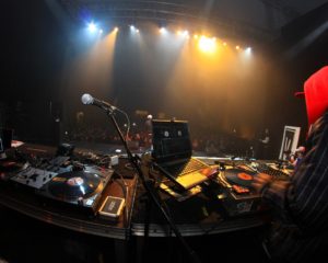 4 équipements de DJ incontournables pour les discothèques